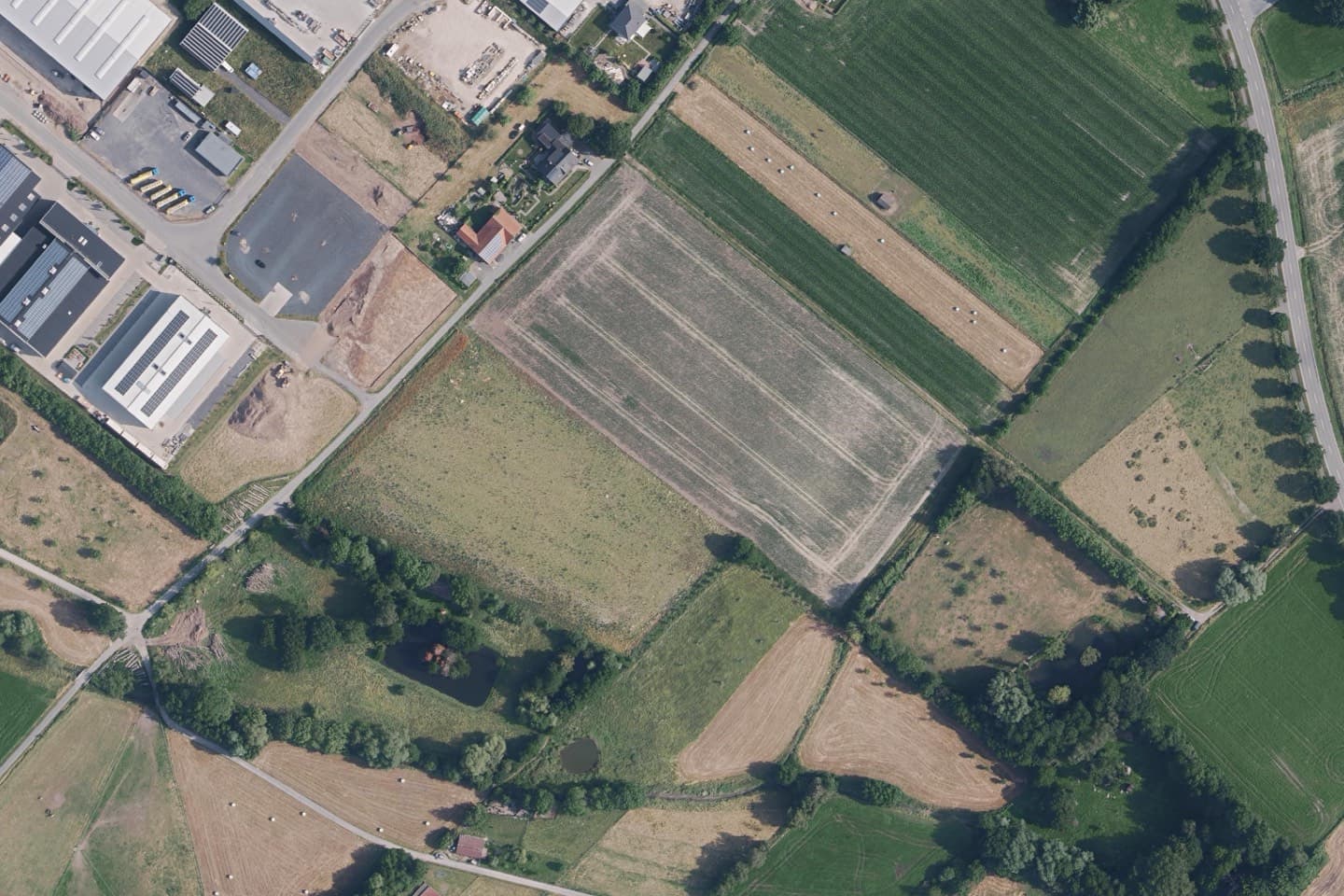 Luftbild einer Fläche am Ortsrand von Billerbeck mit Acker, Gehölzen und Gewerbegebiet
